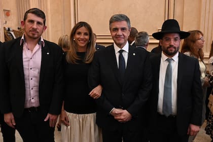 Macri junto con Ludueña; el presidente de DAIA, Mauro Berenstein, y Eliahu Hamra, Gran Rabino de la AMIA.