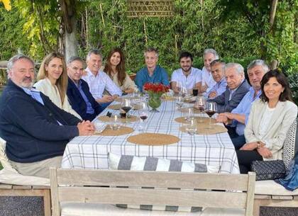 Macri organizó un almuerzo en Los Abrojos para recibir a Vargas Llosa