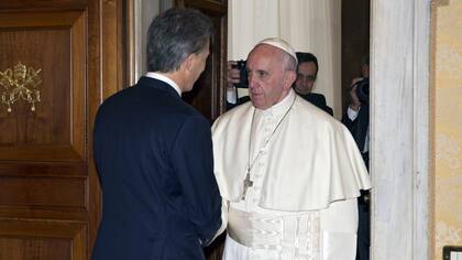 Macri Papa Francisco encuentro Vaticano regalos poncho cruz Juliana awada