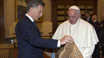 Macri Papa Francisco encuentro Vaticano regalos poncho cruz Juliana awada