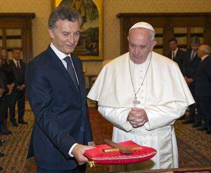 Macri Papa Francisco encuentro Vaticano regalos poncho cruz Juliana awada
