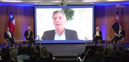 Macri participó de la presentación del grupo Libertad y Democracia antes de regresar de Europa