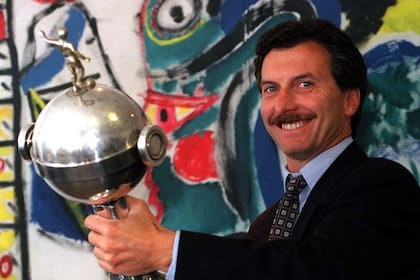 Macri posa con la Copa Libertadores. Durante la era macrista, Boca ganó 4 campeonatos de América