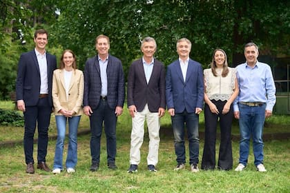 Macri posó junto a los candidatos de Pro en las listas de LLA en la Capital y en Buenos Aires
