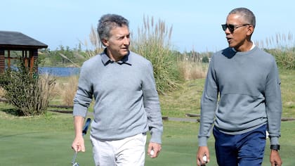 Macri recibió al ex presidente Obama, con vestimenta similar, en un club de golf de Bella Vista