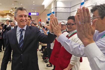 Macri, durante su recorrida en un local del supermercado Ito Yokado, en las afueras de Osaka