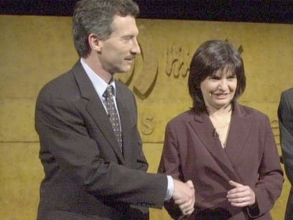 Macri saluda a Bullrich, en el debate de las elecciones porteñas de 2003
