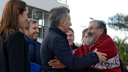 Macri saluda a Castells en Ezeiza, rodeado por Vidal y Frigerio