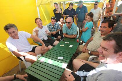 Macri, Santilli, Grindetti, Ritondo y Montenegro, en un partido de truco en la playa