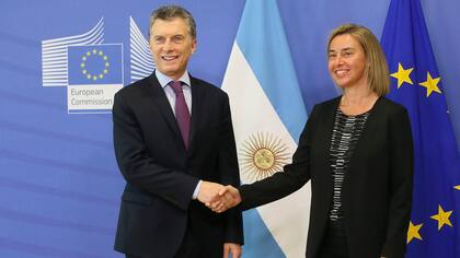 Macri se reúne en Bruselas con una representante de la UE para acercarse al bloque