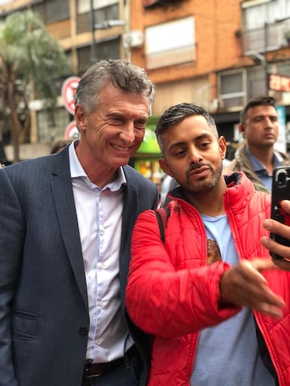 Macri se sacó fotos y charló con jóvenes en el centro de Posadas y admitió que varios le dijeron que votaron a Milei. "Se va a discutir quién de los dos hace mejor el cambio", dijo, en referencia al libertario y Bullrich.