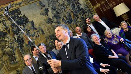 Macri se tomó una selfie con un grupo de jubilados en casa Rosada ayer