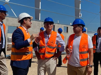 Macri visitó una planta de Mercedes Benz en Zárate