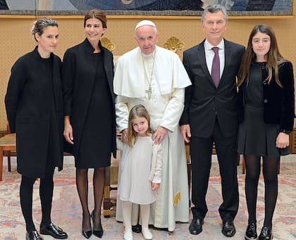 Macri y Awada con el papa Francisco. La pareja presidencial hizo su segunda visita oficial al Vaticano en 2016, acompañada por su hija Antonia, Valentina Barbier –la hija mayor de la primera dama– y Agustina -la cineasta que es la hija mayor de Macri, fruto de su primer matrimonio con Yvonne Bordeu-