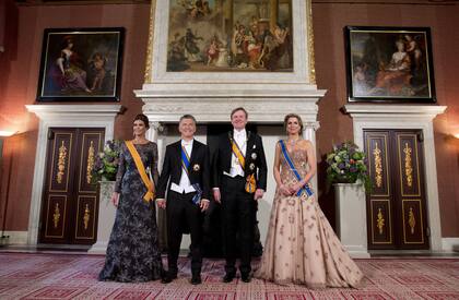Macri y Awada, con los reyes de Holanda, en la bienvenida oficial, en Amsterdam