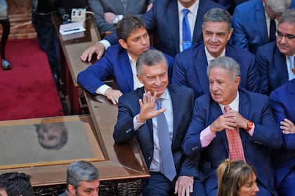 Macri y Duhalde en la asunción de Milei; ambos utilizaron la figura de los fondos fiduciarios durante sus respectivas presidencias 