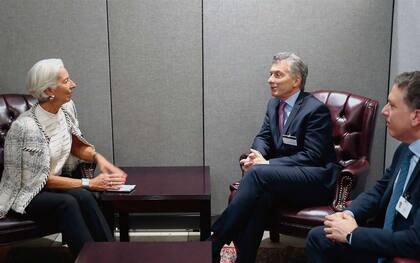 ARCHIVO.- Macri y Dujovne junto a la entonces directora del FMI, Christine Lagarde, en Nueva York