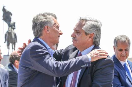 Macri y Fernández se abrazan durante la misa celebrada frente a la Basílica de Luján