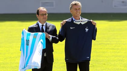 Macri y Hollande intercambiaron camisetas de las selecciones de sus respectivos países