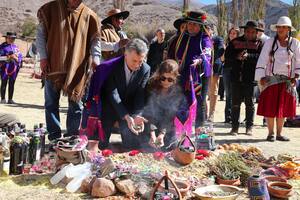 Ofrendas a la Pachamama y arenga electoral en la visita de Macri a Jujuy