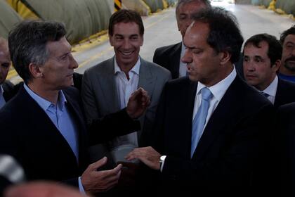 Macri y Scioli estuvieron juntos, pero se dispensaron un trato frío; buscaron minimizar el impacto político