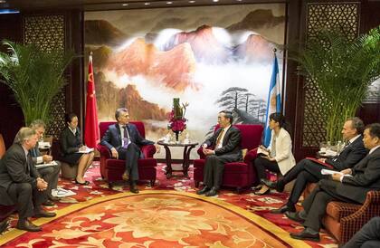 Macri y sus ministros, ayer, durante su encuentro con el empresario Yan Zhiyong, de PowerChina