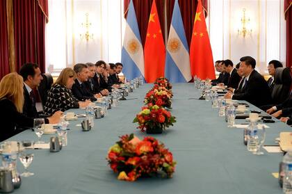 Macri y Xi, rodeados por sus ministros, durante la reunión bilateral, que duró media hora