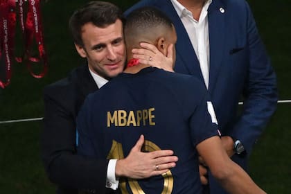 Macron abraza a Mabppé tras la final de Qatar 2022