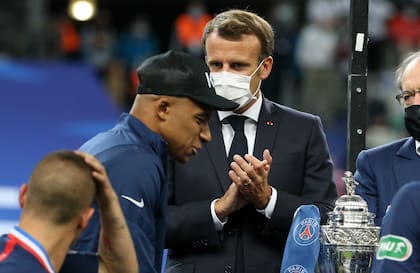 Macron aplaude a Mbappé en una premiación de la Copa de Francia; el presidente galo influyó para que el futbolista decidiera quedarse en el PSG y rechazara a Real Madrid