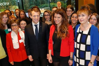 Macron, en una empresa que les paga lo mismo a las mujeres que a los hombres