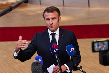 Macron habla con periodistas durante una cumbre UE-CELAC