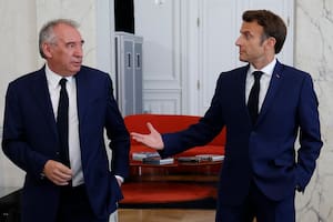 Macron junto a Bayrou, el primer ministro que hoy anunció el plan de recortes