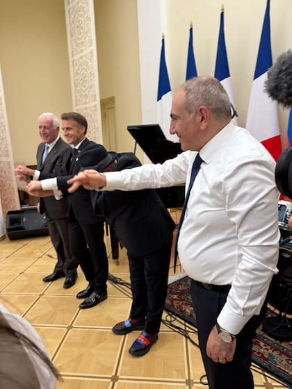 Macron junto a Nikol Pashinián luego de la performance musical
