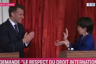 Macron y la primera ministra de Japón hicieron un icónico gesto de Dragon Ball