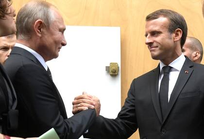 Macron y Putin acordaron intensificar "la búsqueda de soluciones en los canales diplomáticos a través de las cancillerías y los asesores políticos" durante su llamada telefónica, según un comunicado del Kremlin.