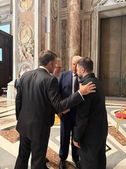 Macron y Starmer pasaron por el encuentro entre Trump y Zelensky en la Basílica de San Pedro