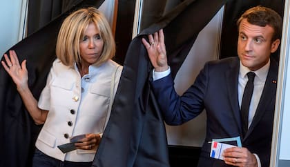 Macron y su esposa Brigitte al salir del cuarto oscuro