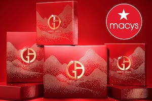 Macy's bajó el precio de un set Giorgio Armani que incluye un tamaño regular y otro para viajes