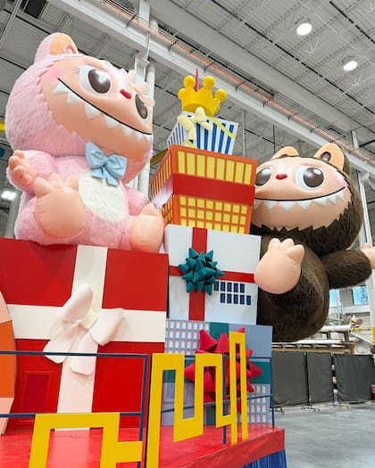 Macy's reveló que entre los carros y globos nuevos habrá uno de Pop Mart, el cual incluirá Labubus (Facebook/Macy's)