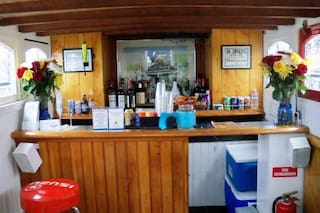 El bar escondido donde solo cabe una banqueta y está dentro de un barco de 115 años