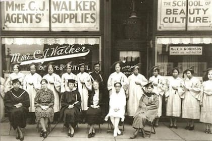 Madam C.J. Walker llegó a tener veinte mil vendedoras que se capacitaban en la escuela de belleza de la empresa