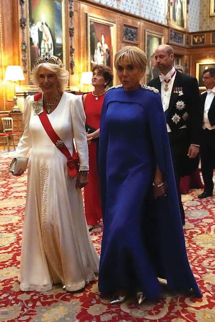 Madame Macron y la reina Camilla se dirigen al Saint George’s Hall, el salón más grande del castillo de Windsor, donde se llevó a cabo el banquete.