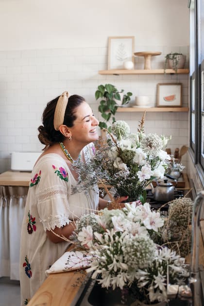 Madera clara, cerámicas neutras y un poco de verde: un mix que no falla.