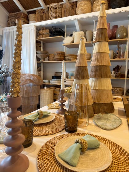 Madera, lino, ratán, tejidos en telar, colores tierra y ambiente de playa son parte del lenguaje.