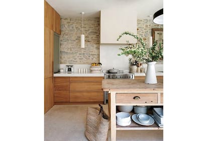 Madera natural y piedra para lograr un conjunto moderno y cálido (foto: chictip.com).