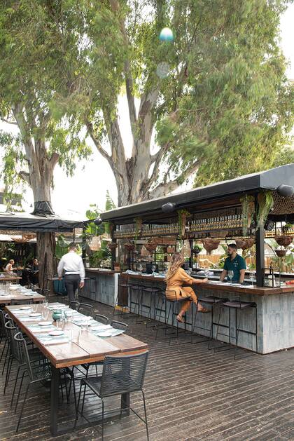 Madera, terrazo, arpillera, cañas de bambú, redes, son los materiales elegidos desde la arquitectura para lograr el ambiente veraniego y cálido