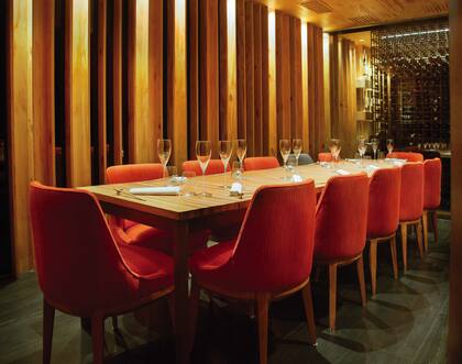 Madera y coral dominan en el restaurante de Mitsuharu Tsumura.
