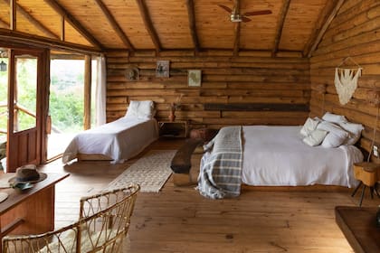 Madera y vidrio, vista directa a las yungas.