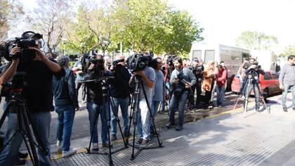 Una importante guardia periodística aguardaba la salida del Boudou de su casa de Puerto Madero