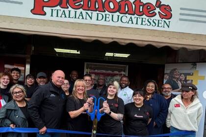 Madison y su madre, Julie, son las nuevas dueñas de la tienda emblemática de Fresno